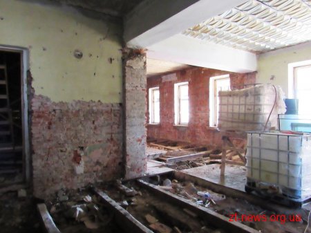 У Малині продовжують внутрішній ремонт Будинку культури