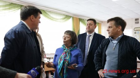 Мер Житомира Сергій Сухомлин прийшов голосувати разом із губернатором та віце-прем’єр-міністром
