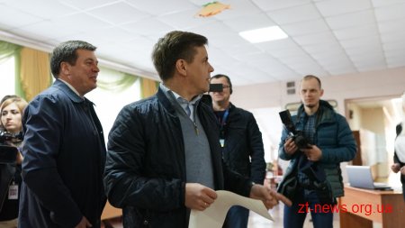 Мер Житомира Сергій Сухомлин прийшов голосувати разом із губернатором та віце-прем’єр-міністром