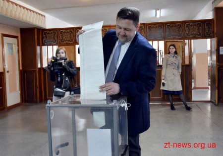 Мер Житомира Сергій Сухомлин прийшов голосувати разом із губернатором та віце-прем’єр-міністром