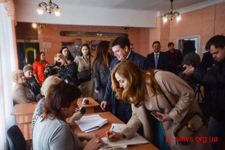 Мер Житомира Сергій Сухомлин прийшов голосувати разом із губернатором та віце-прем’єр-міністром