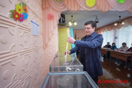 Мер Житомира Сергій Сухомлин прийшов голосувати разом із губернатором та віце-прем’єр-міністром
