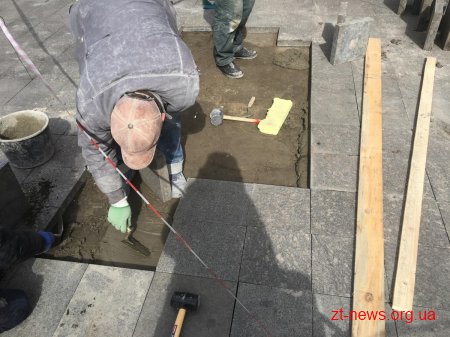У Житомирі на Михайлівській по гарантії перекладають плитку