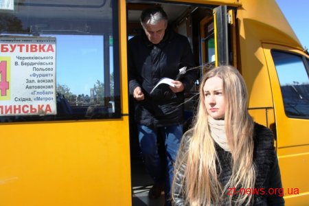 Дмитро Ткачук під час брифінгу розповів про ситуацію з перевезенням пільговиків у маршрутках Житомира