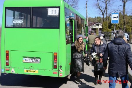 Дмитро Ткачук під час брифінгу розповів про ситуацію з перевезенням пільговиків у маршрутках Житомира