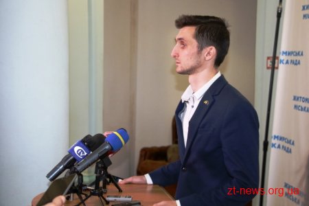 Дмитро Ткачук під час брифінгу розповів про ситуацію з перевезенням пільговиків у маршрутках Житомира
