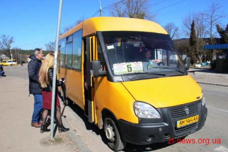 Дмитро Ткачук під час брифінгу розповів про ситуацію з перевезенням пільговиків у маршрутках Житомира