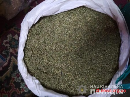 У Житомирі поліцейські під час обшуку вилучили понад 10 кг марихуани