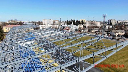 На стадіоні «Полісся» влаштовують металоконструкції для освітлення