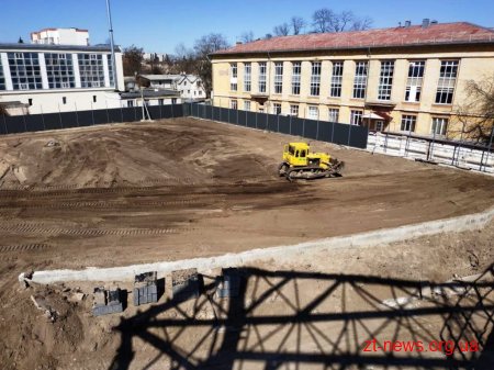 На стадіоні «Полісся» влаштовують металоконструкції для освітлення