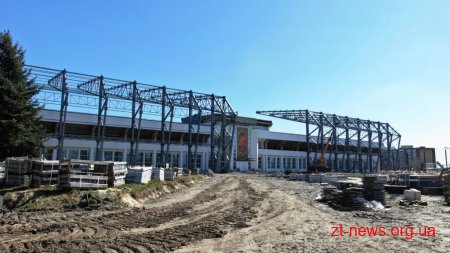 На стадіоні «Полісся» влаштовують металоконструкції для освітлення