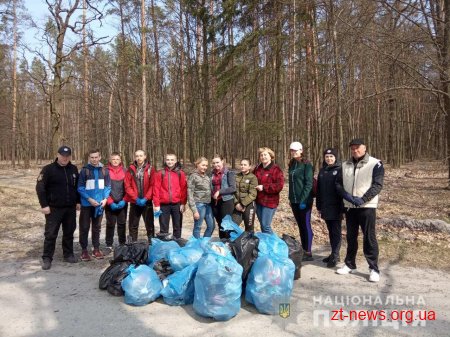 Поліцейські на Житомирщині долучились до весняної толоки