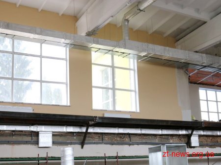 У спорткомплексі «Динамо» у Радомишлі триває реконструкція: проводять внутрішні роботи