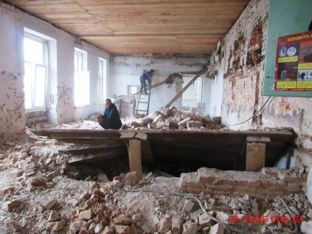 У Малинському БК продовжують демонтаж стін та підлоги