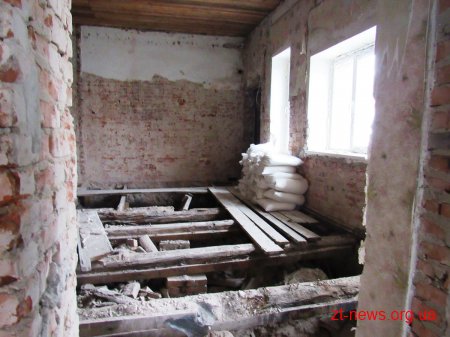 У Малинському БК продовжують демонтаж стін та підлоги