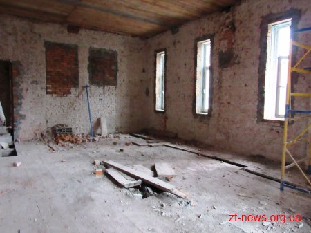 У Малинському БК продовжують демонтаж стін та підлоги