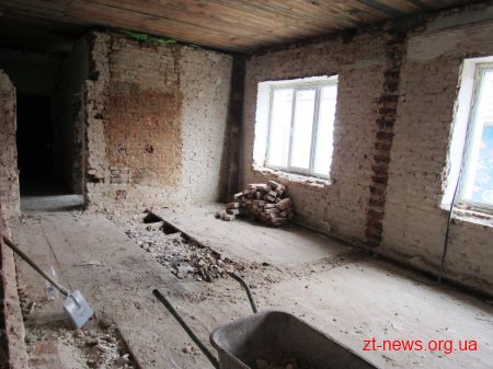 У Малинському БК продовжують демонтаж стін та підлоги