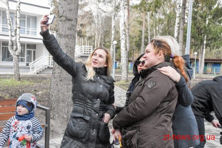 Геннадій Зубко, Ігор Гундич та волонтери висадили алею магнолій і троянд біля Центру вертебрології