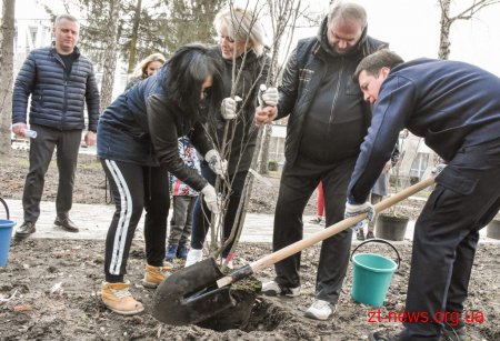 Геннадій Зубко, Ігор Гундич та волонтери висадили алею магнолій і троянд біля Центру вертебрології