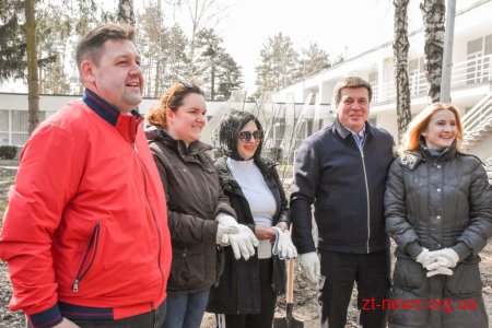 Геннадій Зубко, Ігор Гундич та волонтери висадили алею магнолій і троянд біля Центру вертебрології