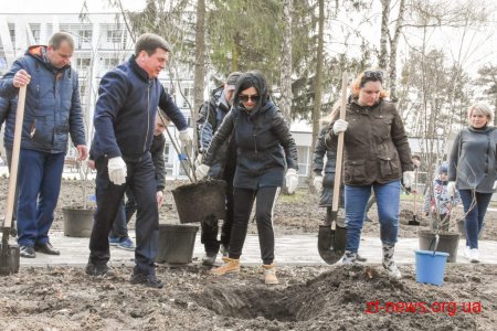 Геннадій Зубко, Ігор Гундич та волонтери висадили алею магнолій і троянд біля Центру вертебрології