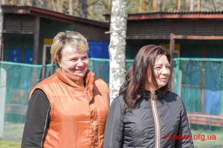 Геннадій Зубко, Ігор Гундич та волонтери висадили алею магнолій і троянд біля Центру вертебрології
