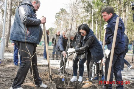Геннадій Зубко, Ігор Гундич та волонтери висадили алею магнолій і троянд біля Центру вертебрології