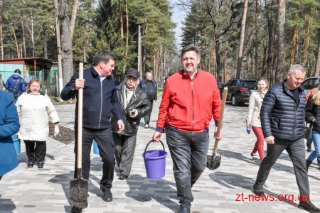 Геннадій Зубко, Ігор Гундич та волонтери висадили алею магнолій і троянд біля Центру вертебрології
