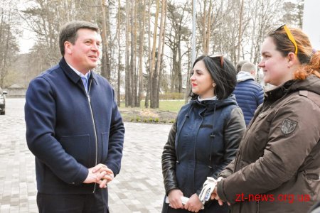 Геннадій Зубко, Ігор Гундич та волонтери висадили алею магнолій і троянд біля Центру вертебрології