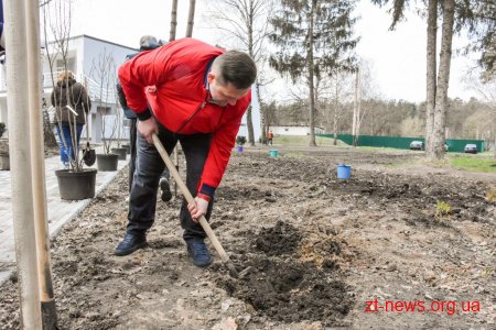 Геннадій Зубко, Ігор Гундич та волонтери висадили алею магнолій і троянд біля Центру вертебрології