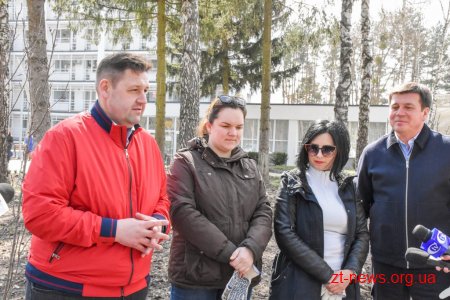 Геннадій Зубко, Ігор Гундич та волонтери висадили алею магнолій і троянд біля Центру вертебрології