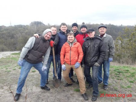 Працівники ОДА у Житомирі висадили 120 дерев та 50 кущів