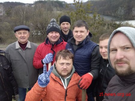 Працівники ОДА у Житомирі висадили 120 дерев та 50 кущів