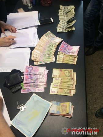 У Житомирі поліцейські затримали посадовця міськради за підозрою у хабарництві