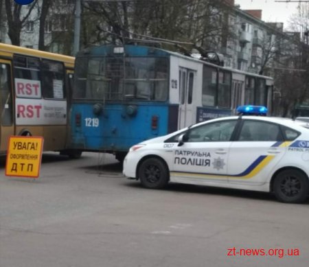 У Житомирі тролейбус збив дівчину