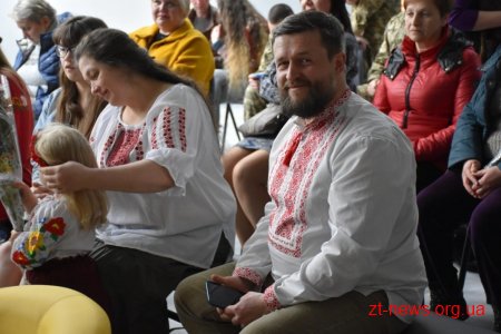 Волонтер Христина Панасюк заспівала для учасників АТО/ООС Житомирщини у Домі Ветерана
