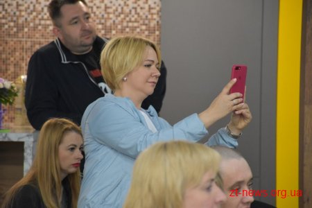 Волонтер Христина Панасюк заспівала для учасників АТО/ООС Житомирщини у Домі Ветерана