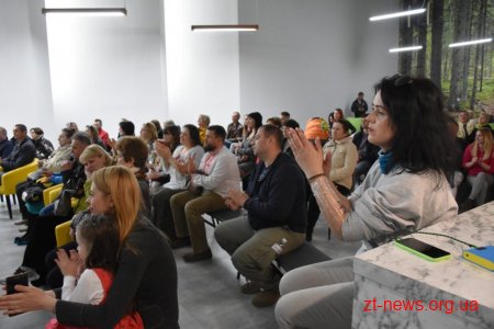 Волонтер Христина Панасюк заспівала для учасників АТО/ООС Житомирщини у Домі Ветерана