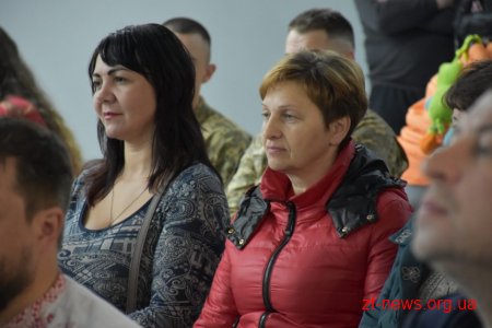 Волонтер Христина Панасюк заспівала для учасників АТО/ООС Житомирщини у Домі Ветерана