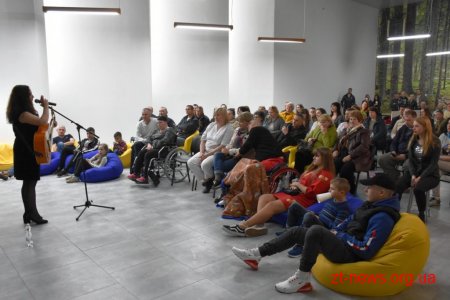 Волонтер Христина Панасюк заспівала для учасників АТО/ООС Житомирщини у Домі Ветерана