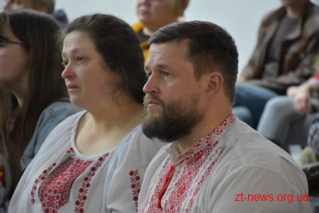 Волонтер Христина Панасюк заспівала для учасників АТО/ООС Житомирщини у Домі Ветерана