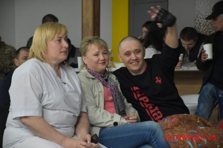 Волонтер Христина Панасюк заспівала для учасників АТО/ООС Житомирщини у Домі Ветерана