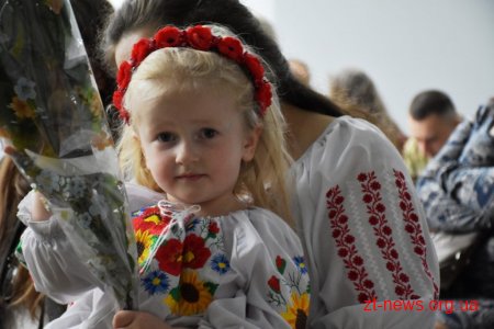 Волонтер Христина Панасюк заспівала для учасників АТО/ООС Житомирщини у Домі Ветерана
