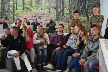 Волонтер Христина Панасюк заспівала для учасників АТО/ООС Житомирщини у Домі Ветерана