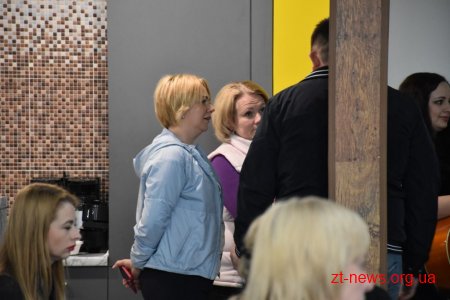 Волонтер Христина Панасюк заспівала для учасників АТО/ООС Житомирщини у Домі Ветерана