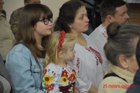 Волонтер Христина Панасюк заспівала для учасників АТО/ООС Житомирщини у Домі Ветерана