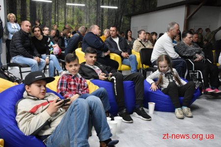 Волонтер Христина Панасюк заспівала для учасників АТО/ООС Житомирщини у Домі Ветерана