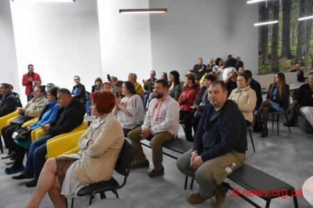 Волонтер Христина Панасюк заспівала для учасників АТО/ООС Житомирщини у Домі Ветерана