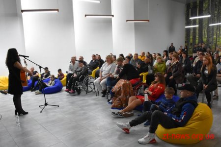 Волонтер Христина Панасюк заспівала для учасників АТО/ООС Житомирщини у Домі Ветерана