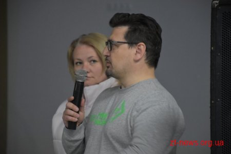 Волонтер Христина Панасюк заспівала для учасників АТО/ООС Житомирщини у Домі Ветерана